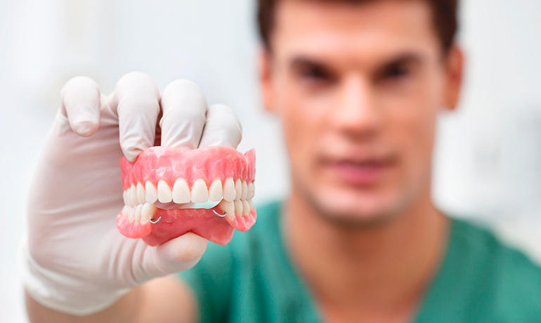 Нужен ли специальный уход за "искусственными зубами"?