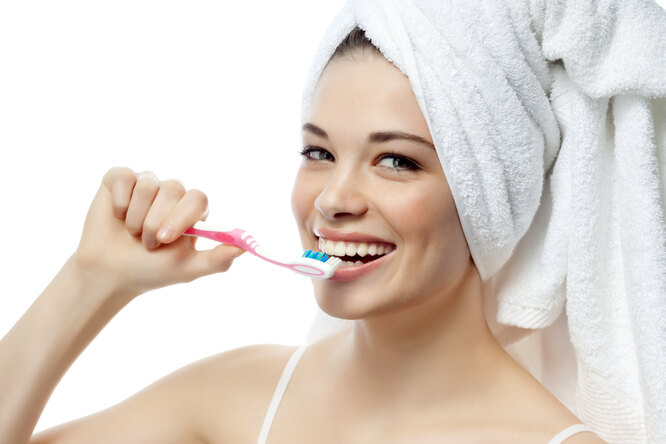 Чистить зубы нужно до или после завтрака?